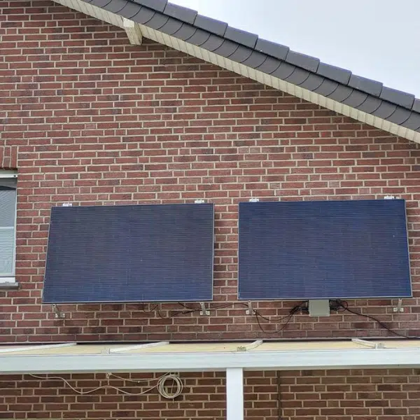 Stecker Solaranlage Fassade von MYSOLARPLANT an einer Hauswand montiert
