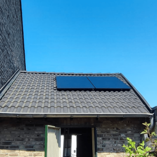 Stecker Solaranlage Ziegeldach von MYSOLARPLANT auf einem Hausdach installiert.
