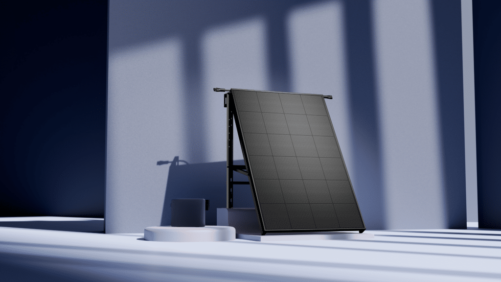 Modernes schwarzes Balkonkraftwerk-Solarmodul auf einer Halterung mit kompaktem Batteriespeicher in einem minimalistischen Studio-Setting.