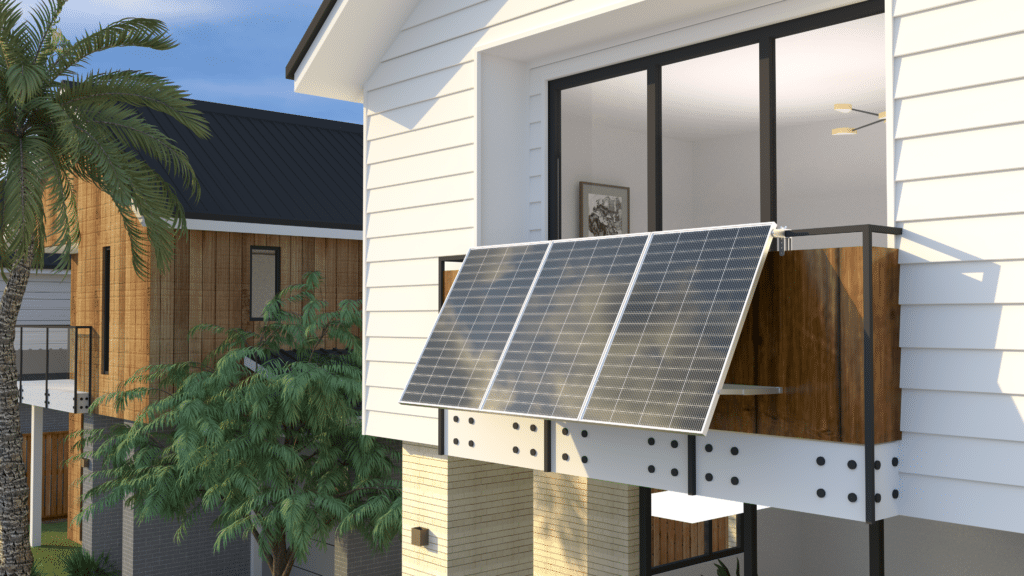 Drei silber-gerahmte Solarpaneele mit verstellbarer Neigung, montiert an einem modernen Balkon mit Holzverkleidung und weißer Schindelfassade.