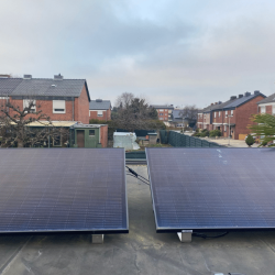 Installation einer Solaranlage auf einem Flachdach
